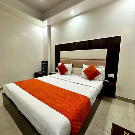 Hotel Sky Plaza Nueva Delhi Exterior foto