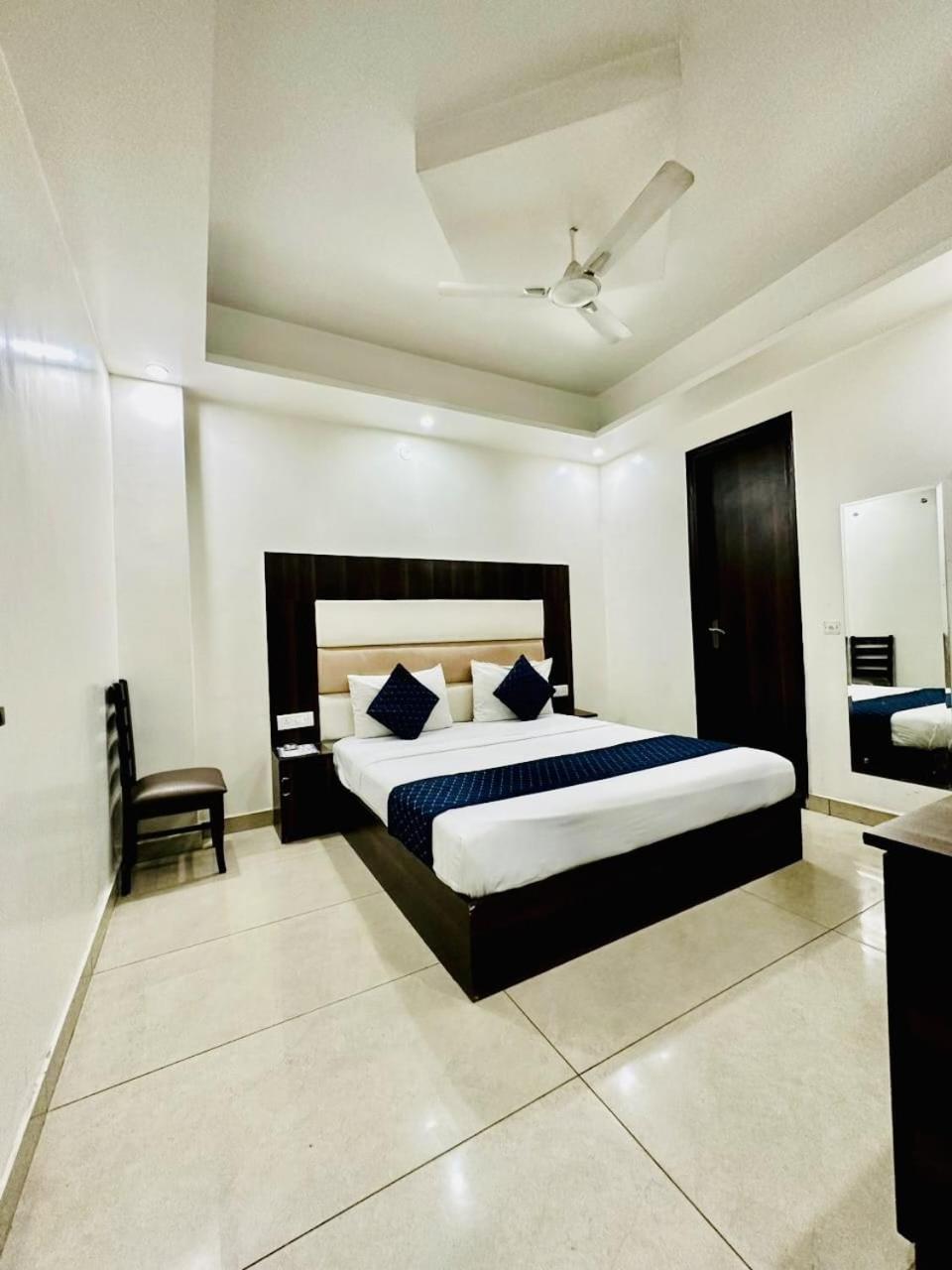 Hotel Sky Plaza Nueva Delhi Exterior foto
