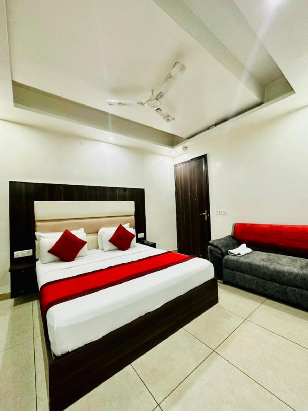 Hotel Sky Plaza Nueva Delhi Exterior foto