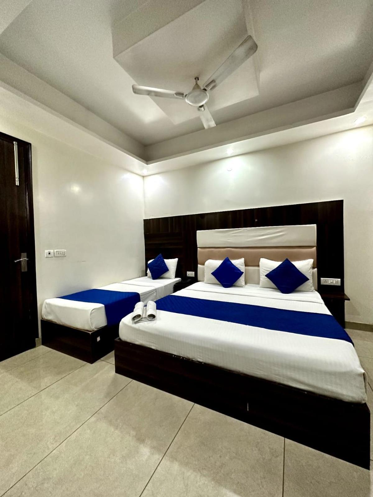 Hotel Sky Plaza Nueva Delhi Exterior foto