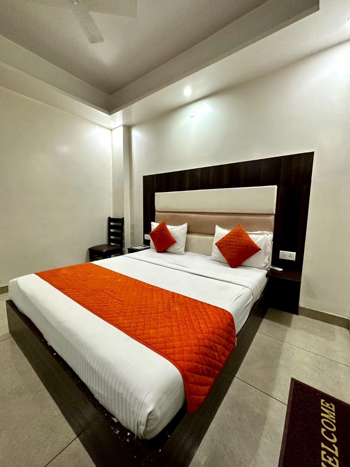 Hotel Sky Plaza Nueva Delhi Exterior foto