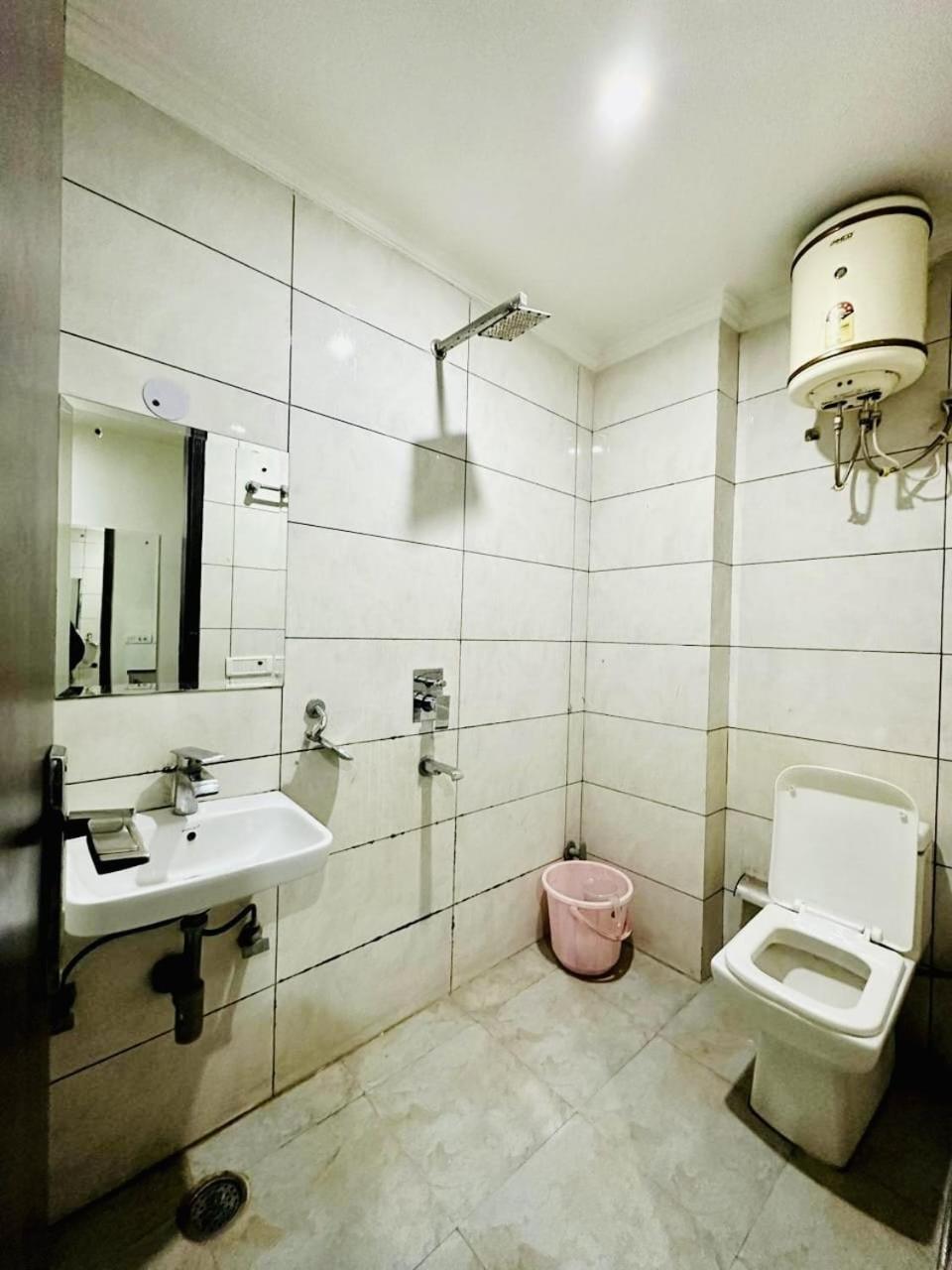 Hotel Sky Plaza Nueva Delhi Exterior foto