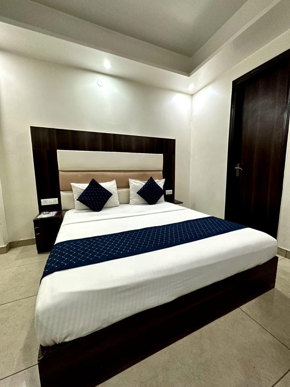 Hotel Sky Plaza Nueva Delhi Exterior foto