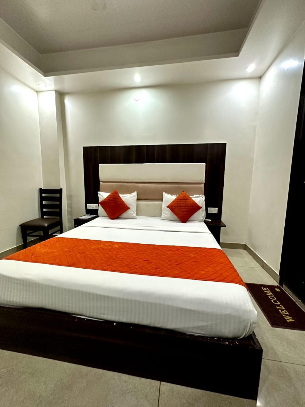 Hotel Sky Plaza Nueva Delhi Exterior foto