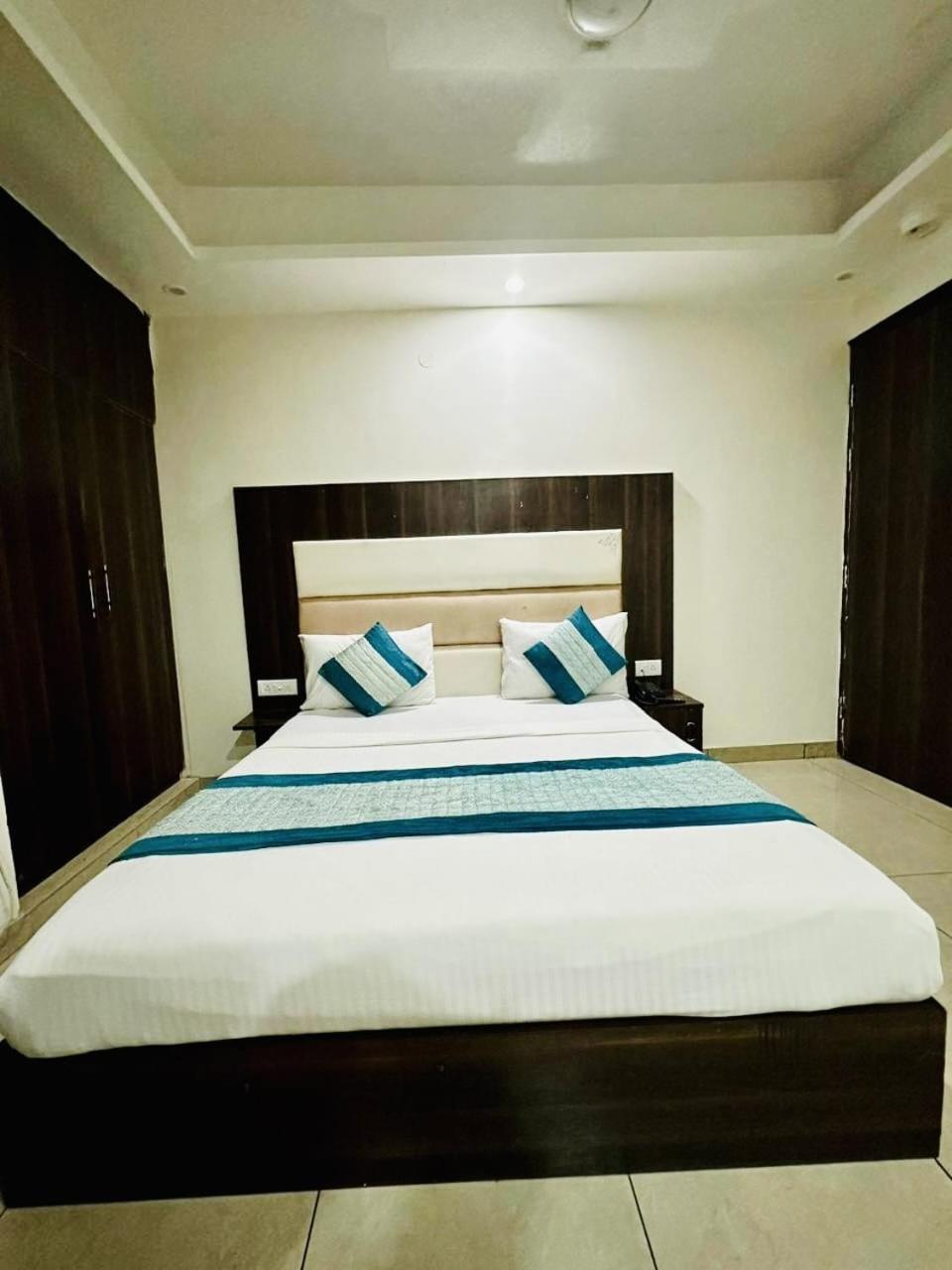 Hotel Sky Plaza Nueva Delhi Exterior foto