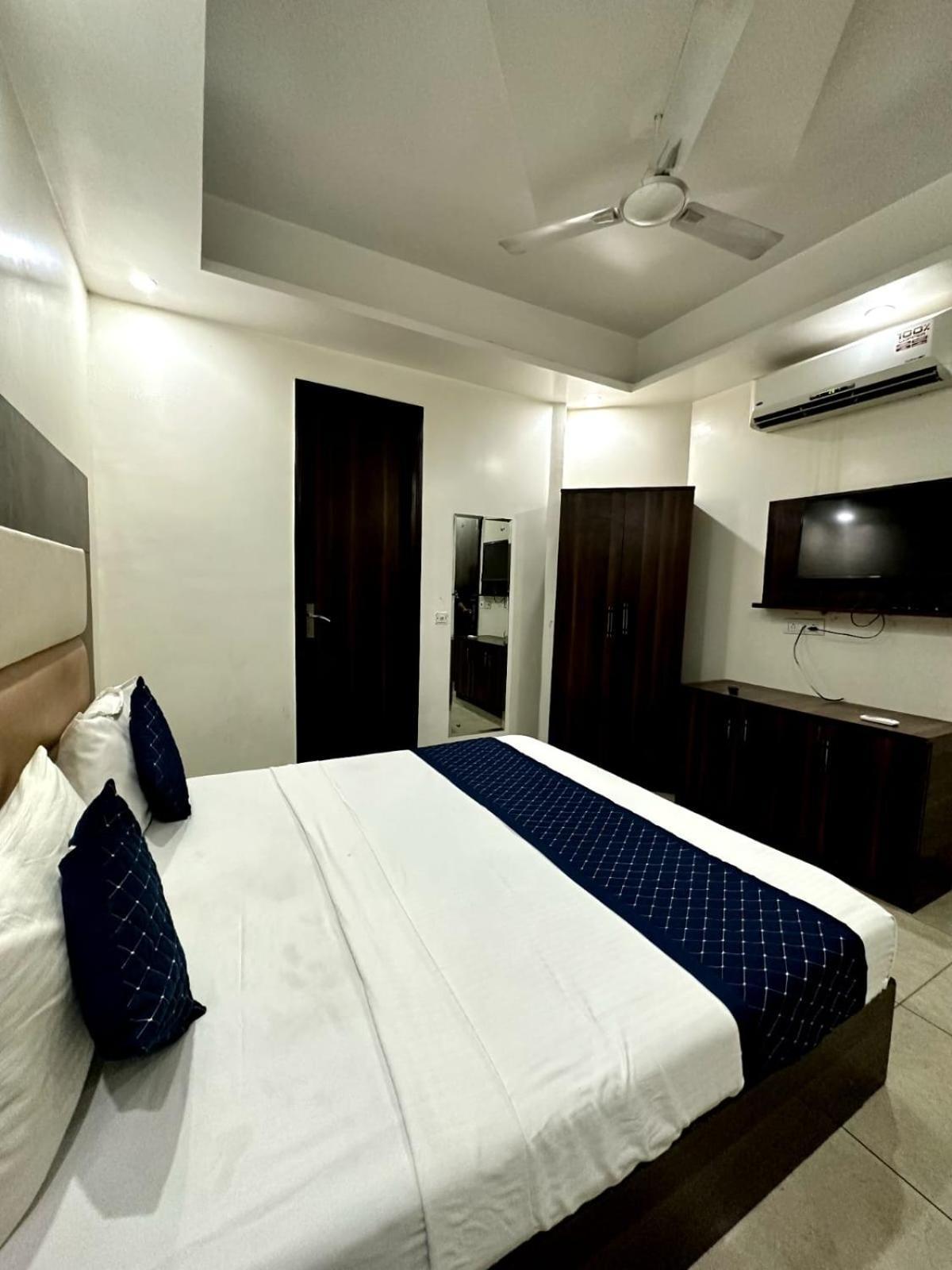 Hotel Sky Plaza Nueva Delhi Exterior foto