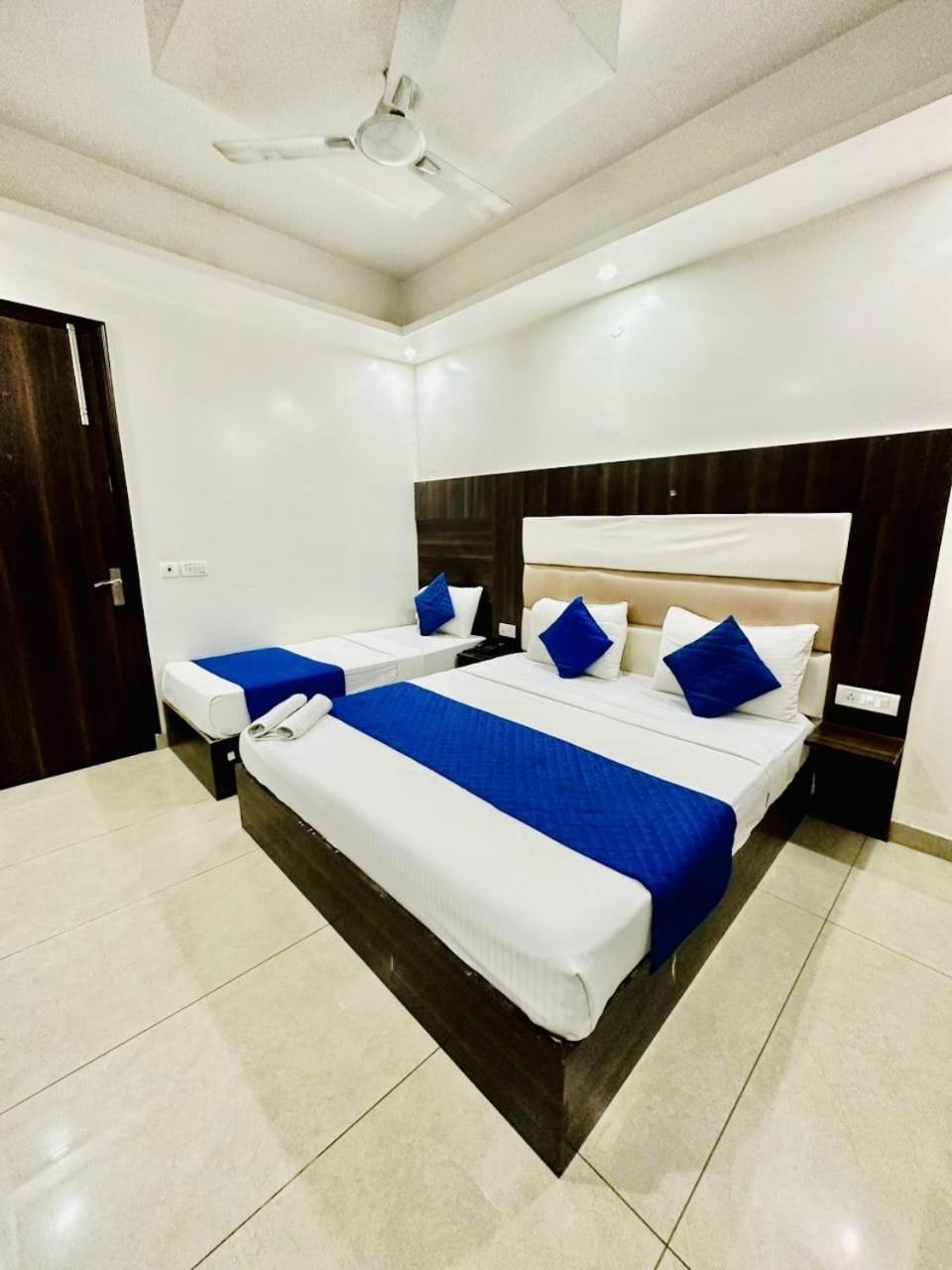 Hotel Sky Plaza Nueva Delhi Exterior foto