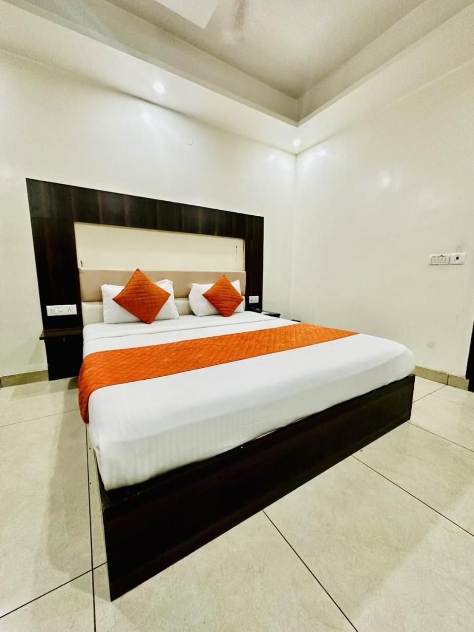 Hotel Sky Plaza Nueva Delhi Exterior foto