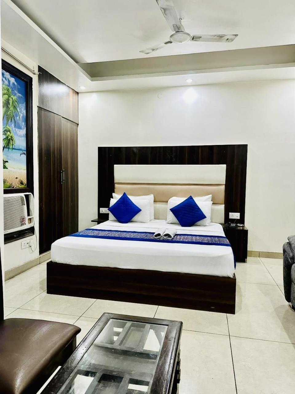 Hotel Sky Plaza Nueva Delhi Exterior foto
