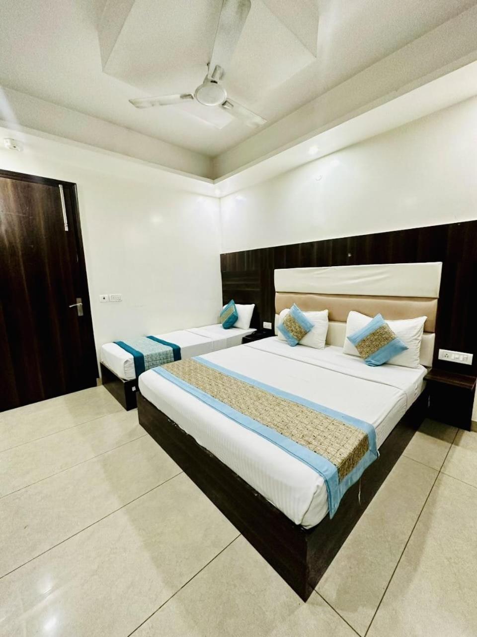 Hotel Sky Plaza Nueva Delhi Exterior foto