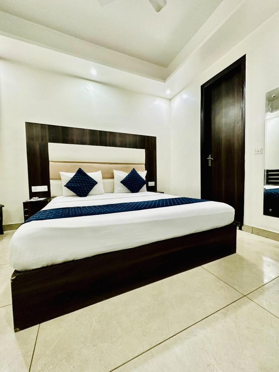 Hotel Sky Plaza Nueva Delhi Exterior foto